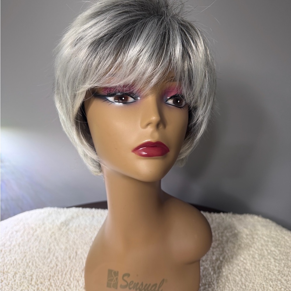 Elegant Short Silver Pixie Wig for Women - Modern Layered Style
